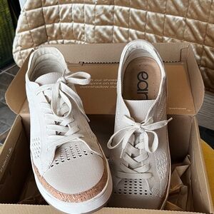 Cute women’s sneakers size 12!